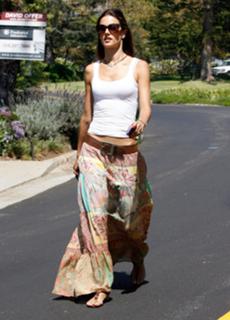 Alessandra Ambrosio feet photo thumbnail
