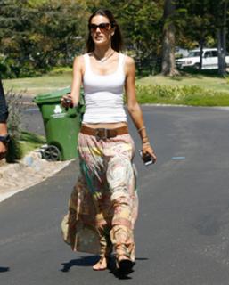 Alessandra Ambrosio feet photo thumbnail