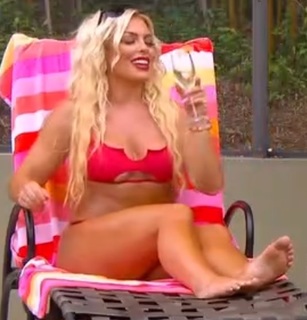 Amanda Saccomanno feet photo thumbnail