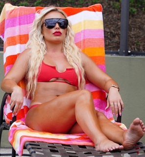 Amanda Saccomanno feet photo thumbnail