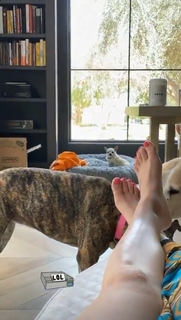 Kaley Cuoco feet photo thumbnail