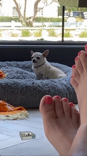 Kaley Cuoco feet photo thumbnail