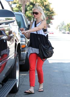 Gwen Stefani feet photo thumbnail