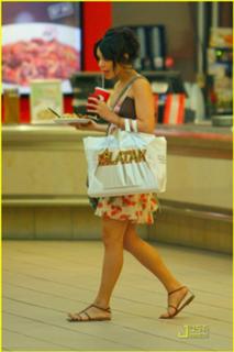 Vanessa Hudgens feet photo thumbnail