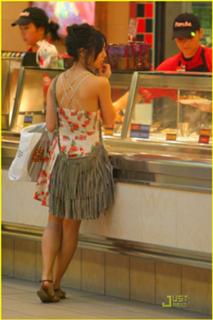 Vanessa Hudgens feet photo thumbnail