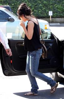 Vanessa Hudgens feet photo thumbnail