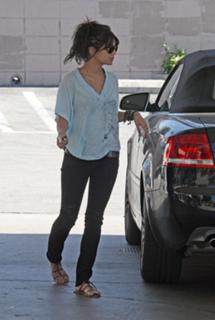 Vanessa Hudgens feet photo thumbnail