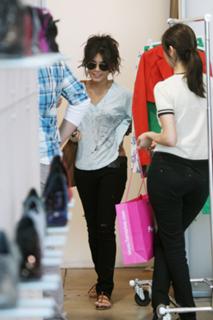 Vanessa Hudgens feet photo thumbnail