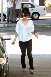 Vanessa Hudgens feet photo thumbnail