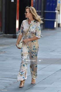 Amanda Holden feet photo thumbnail