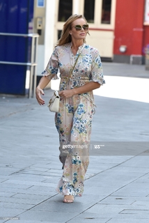 Amanda Holden feet photo thumbnail