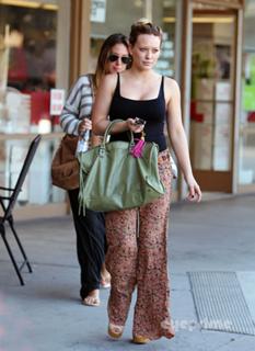 Hilary Duff feet photo thumbnail