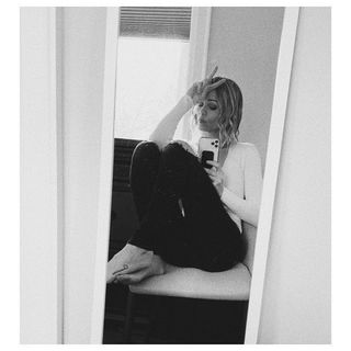 Laura Vandervoort feet photo thumbnail