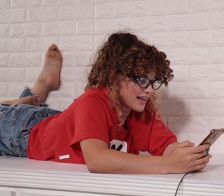 Sofie Dossi feet photo thumbnail