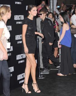 Selena Gomez feet photo thumbnail