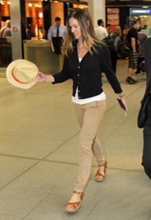 Hilary Swank feet photo thumbnail