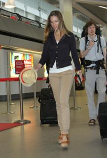 Hilary Swank feet photo thumbnail