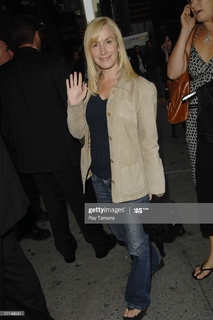 Angela Kinsey feet photo thumbnail