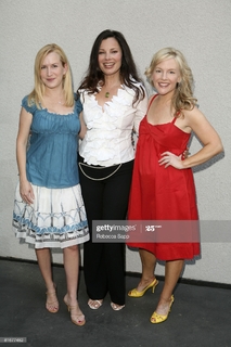 Angela Kinsey feet photo thumbnail