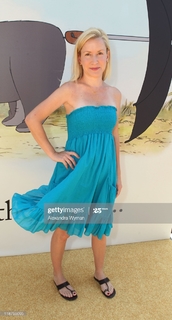 Angela Kinsey feet photo thumbnail