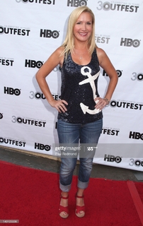 Angela Kinsey feet photo thumbnail