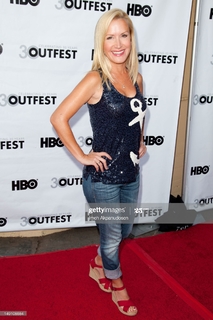 Angela Kinsey feet photo thumbnail