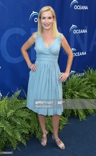 Angela Kinsey feet photo thumbnail