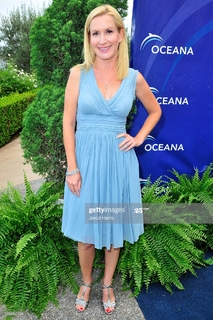 Angela Kinsey feet photo thumbnail