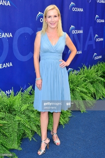 Angela Kinsey feet photo thumbnail