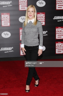 Angela Kinsey feet photo thumbnail