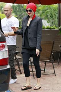 Gwen Stefani feet photo thumbnail