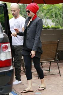 Gwen Stefani feet photo thumbnail