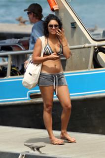 Vanessa Hudgens feet photo thumbnail