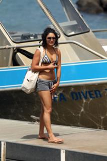 Vanessa Hudgens feet photo thumbnail