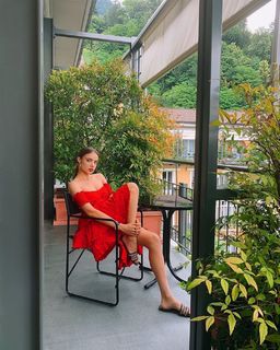 Xenia Tchoumitcheva feet photo thumbnail
