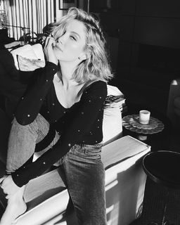 Delta Goodrem feet photo thumbnail
