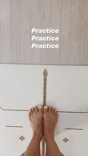 Kino MacGregor feet photo thumbnail