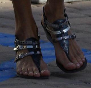 Alessandra Ambrosio feet photo thumbnail