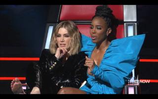 Delta Goodrem feet photo thumbnail