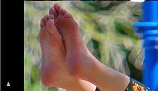 Gwen Stefani feet photo thumbnail