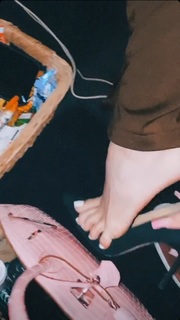 Kylie Jenner feet photo thumbnail