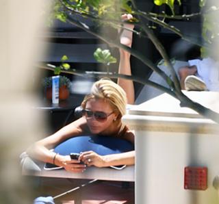 Victoria Beckham feet photo thumbnail