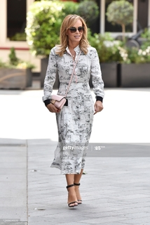 Amanda Holden feet photo thumbnail