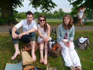 Emilia Clarke feet photo 1