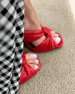 Cláudia Citroni feet photo thumbnail
