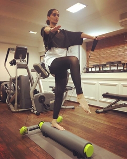 Sonam Kapoor feet photo thumbnail