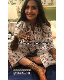 Sonam Kapoor feet photo thumbnail