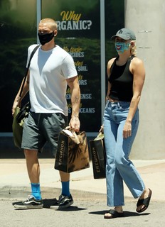 Miley Cyrus feet photo thumbnail