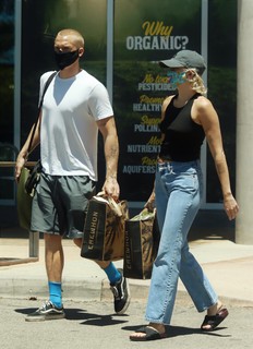 Miley Cyrus feet photo thumbnail