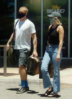 Miley Cyrus feet photo thumbnail